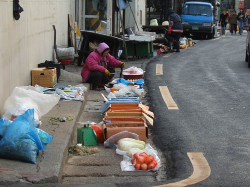 한산한 야채 좌판 